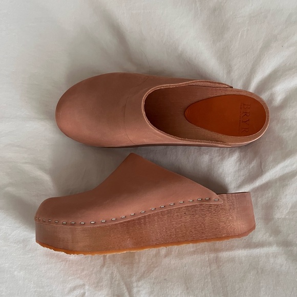 NWT Bryr ‘The Bean’ Clogs in Terra cotta - Picture 2 of 5